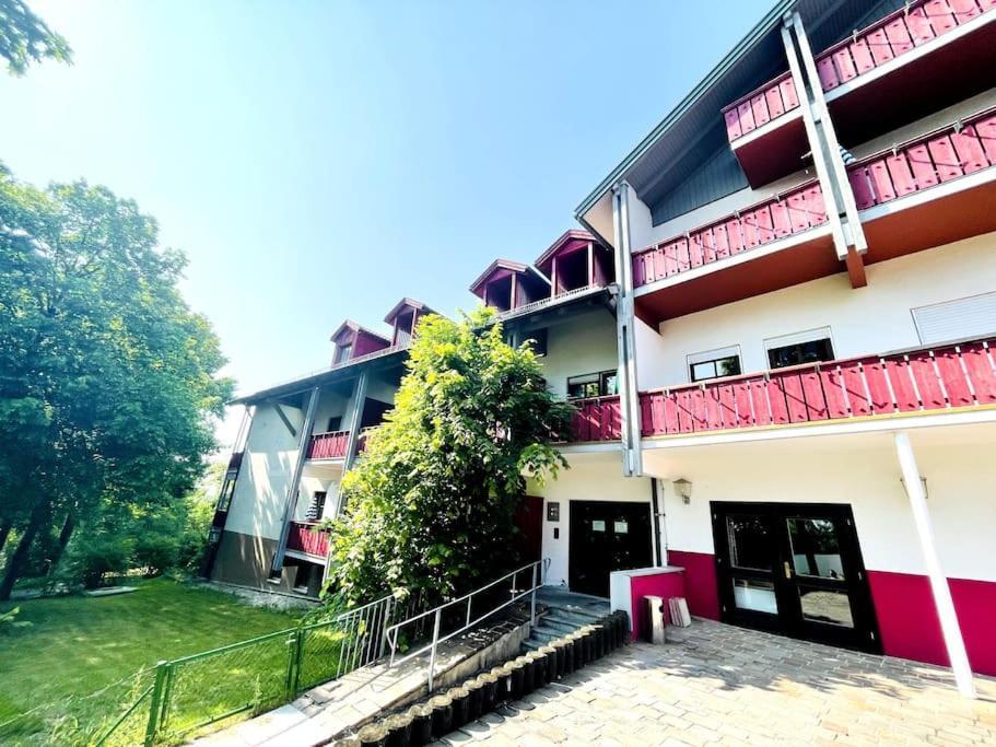 Fewo 20 - Appartement Im Rottalblick - Youngmodern Wohnen, Tiere Willkommen, Bademantelgang Zur Therme, Tv Und Balkon Bad Griesbach  Eksteriør billede